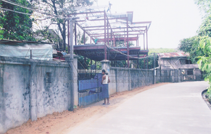 ေရႊေတာင္ၾကားလမ္းေျမေပၚ က်ဴးေက်ာ္ေဆာက္လုပ္ေနျခင္းကို စည္ပင္က တားဆီးျခင္းမရွိဟု ဆို - Property News in Myanmar from iMyanmarHouse.com