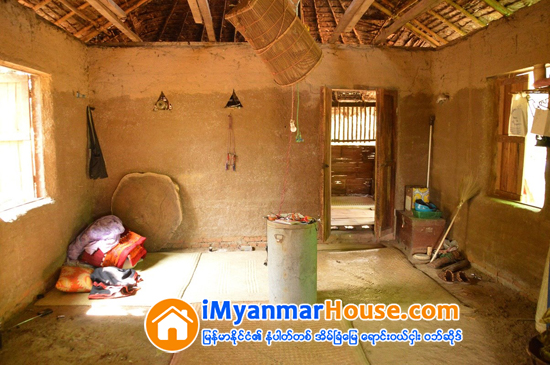 မိခင္ျဖစ္သူေနထုိင္ရန္ ကရင္တုိင္းရင္းသား တစ္ဦးမွ ရႊံ႕ေျမႀကီးကုိသာ အဓိကအသုံးျပဳေသာ ေနအိမ္ ေဆာက္လုပ္ - Property News in Myanmar from iMyanmarHouse.com