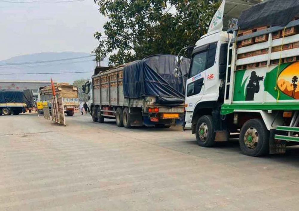 တရုတ်ဘက်ကယာဉ်မောင်းလဲလှယ်မောင်းနှင်းခကိုတိုးကောက်လို့ ကုန်ကားတွေအခက်တွေ့နေ - Property News in Myanmar from iMyanmarHouse.com