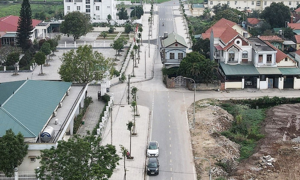 ဗီယက်နမ်တွင် လမ်းမသစ်တစ်ခု ဖောက်လုပ်ရာ လမ်းနှင့်မလွတ်သော အိမ်ရှင်တစ်ဦးက ရွှေ့ပြောင်းပေးရန် ငြင်းဆိုခဲ့သဖြင့် လမ်းအပြီးသတ်သွားချိန်၌ သူ၏အိမ်မှာ လမ်းအလယ်တွင် ရောက်ရှိနေ - Property News in Myanmar from iMyanmarHouse.com