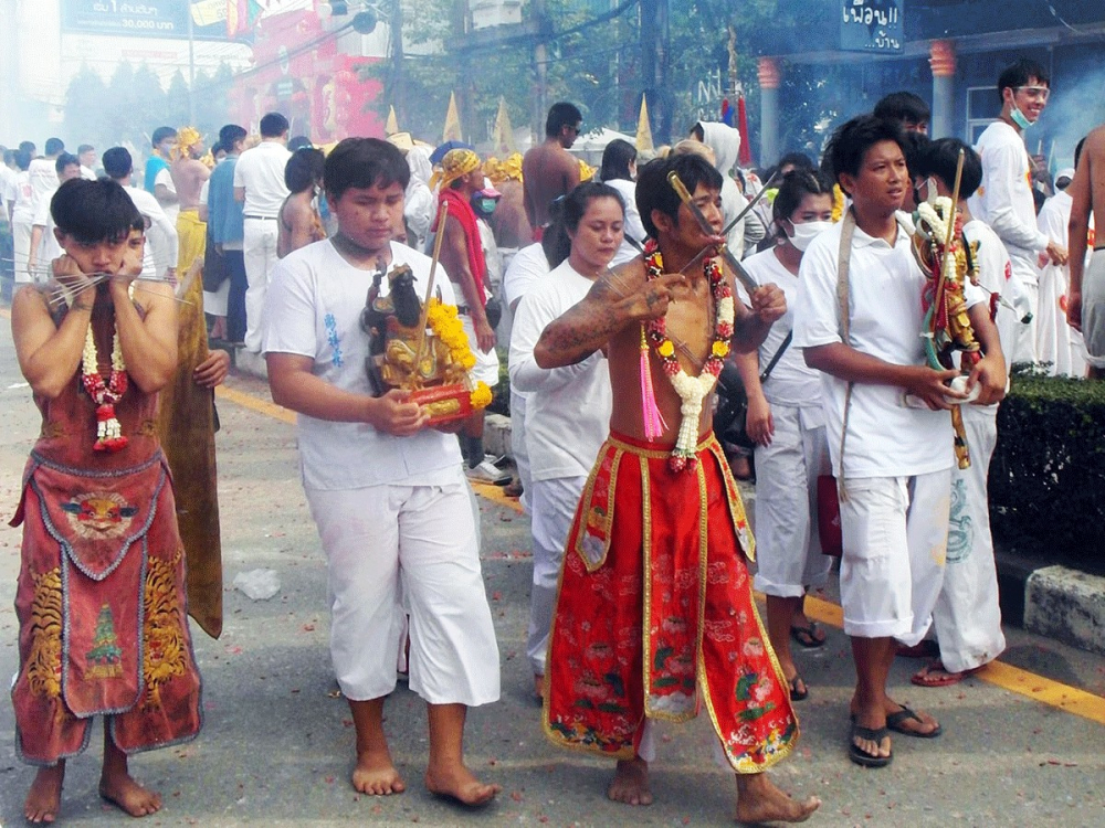 အောက်တိုဘာလမှာကျင်းပတဲ့ ကမ္ဘာ့အထူးဆန်းဆုံး သွေးသံတရဲရဲ Vegetarian Festival - Property Knowledge in Myanmar from iMyanmarHouse.com