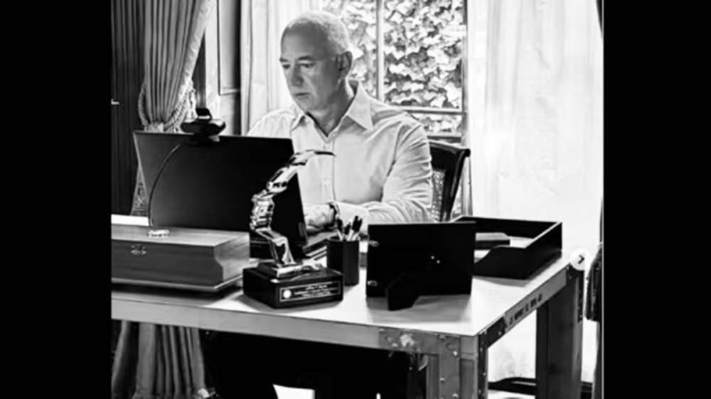Jeff Bezos still using homemade door desk from Amazon’s early days - Property Knowledge in Myanmar from iMyanmarHouse.com