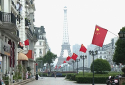 တရုတ်ပြည်တွင် ပဲရစ်မြို့မှ အီဖဲမျှော်စင်ကြီးပုံတူအပြင် ပဲရစ်ဟန် လူသွားလမ်းများ၊ ကော်ဖီဆိုင်များ၊ ပန်းခြံများ ပါဝင်ကာ ကန်ဒေါ်လာ ၁ ဘီလီယံအကုန်အကျခံ ဆောက