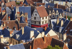 ပြင်သစ်နိုင်ငံရှိ မြို့ငယ်တစ်ခုတွင် မြို့လယ်ရှိ ၈၂၈ စတုရန်းပေ ကျယ်ဝန်းသော နှစ်ထပ်အိမ်တစ်လုံးကို ၁ ယူရို ဖြင့် ရောင်းချပေ