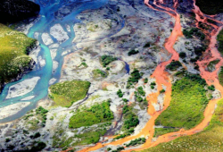 အလက်စကားဒေသရှိ မြစ်များ၊ ချောင်းများ လိမ္မော်ရောင်သို့အရောင်ပြောင်းလဲသွား
