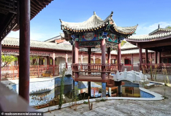 တရုတ်ဘီလျံနာကြီးတစ်ဦးက ကန်ဒေါ်လာ ၇၅ သန်းသုံးစွဲကာ ဆောက်လုပ်ခဲ့ပြီးနောက် စွန့်ပစ်ထားခဲ့သော ကပ်လျက် စံအိမ်ကြီး ၂ လုံး လေလံ