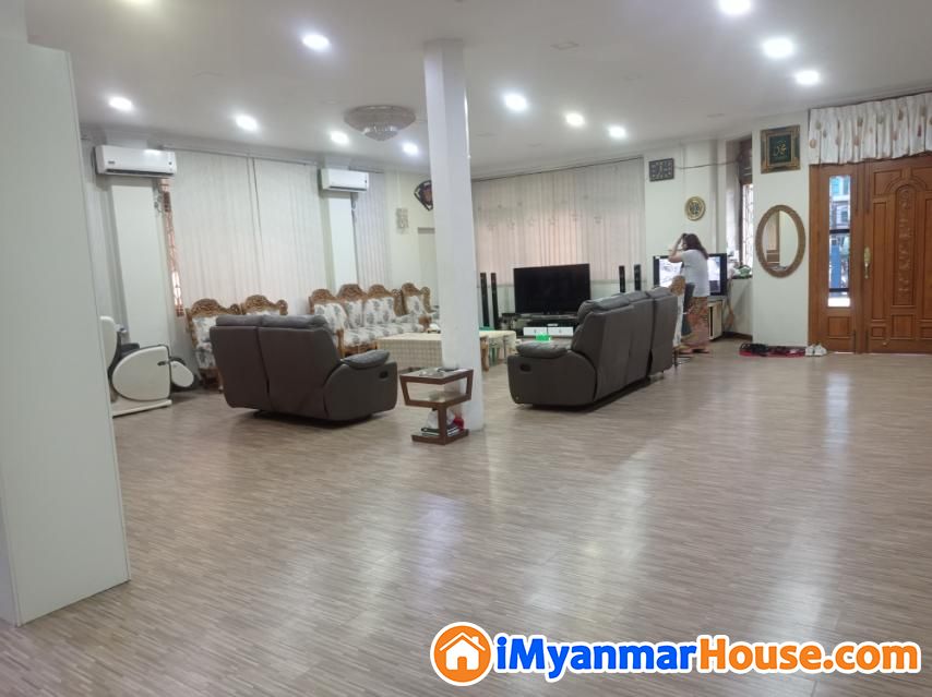 ကျိုက္ကဆံလမ်းမကြီးပေါ် တာမွေမြို့နယ်ရှိ မြေကွက်ကျယ်ခြံနှင့် အိမ်ရောင်းမည်။ - ရောင်းရန် - တာမွေ (Tamwe) - ရန်ကုန်တိုင်းဒေသကြီး (Yangon Region) - 14,800,000,000 သိန်း (ကျပ်) - S-11024862 | iMyanmarHouse.com