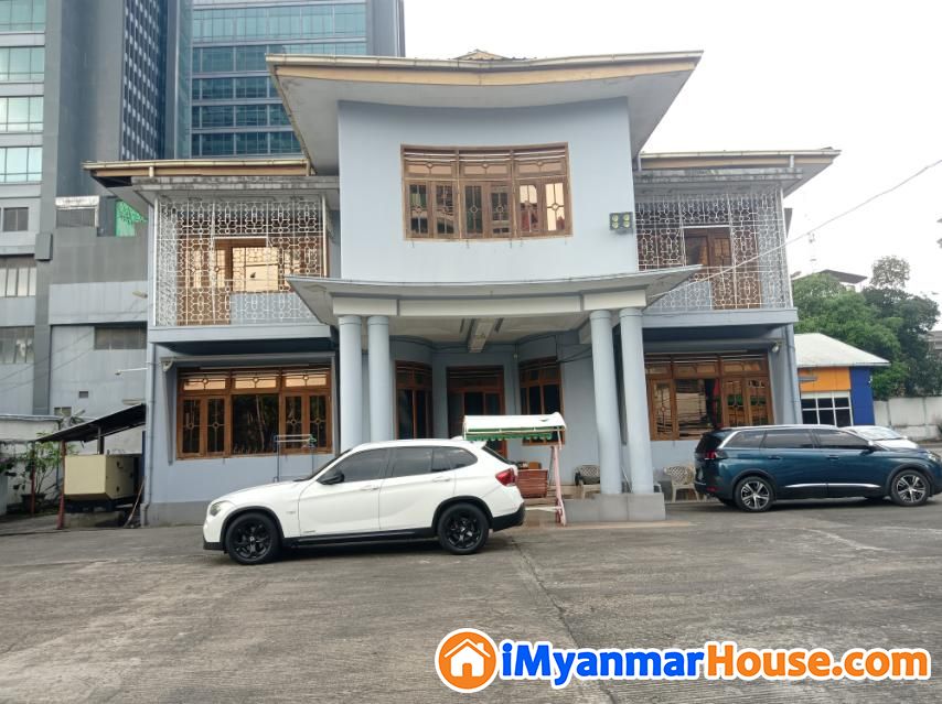 ကျိုက္ကဆံလမ်းမကြီးပေါ် တာမွေမြို့နယ်ရှိ မြေကွက်ကျယ်ခြံနှင့် အိမ်ရောင်းမည်။ - ရောင်းရန် - တာမွေ (Tamwe) - ရန်ကုန်တိုင်းဒေသကြီး (Yangon Region) - 14,800,000,000 သိန်း (ကျပ်) - S-11024862 | iMyanmarHouse.com