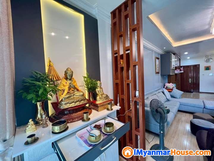 မြောက်ဒဂုံမြို့နယ် 𝐏𝐢𝐧𝐥𝐨𝐧 𝐕𝐢𝐥𝐥𝐚𝐠𝐞 𝐑𝐞𝐬𝐢𝐝𝐞𝐧𝐜𝐞 အသင့်နေရန်ပြင်ဆင်ပြီး အခန်းကောင်းလေးရောင်းပါမည်။ - ရောင်းရန် - ဒဂုံမြို့သစ် မြောက်ပိုင်း (Dagon Myothit (North)) - ရန်ကုန်တိုင်းဒေသကြီး (Yangon Region) - 4,300 သိန်း (ကျပ်) - S-11204211 | iMyanmarHouse.com