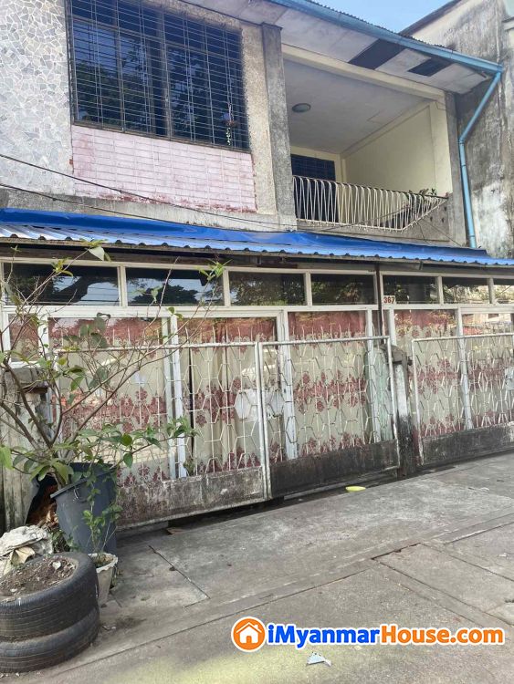 အောက်ပုဇွန်တောင်လမ်းမတန်းက ကားပါကင်ပါစိတ်ပူစရာမလိုတဲ့ လုံးချင်းအိမ်အရောင်း - ရောင်းရန် - ပုဇွန်တောင် (Pazundaung) - ရန်ကုန်တိုင်းဒေသကြီး (Yangon Region) - 25,000 သိန်း (ကျပ်) - S-12416654 | iMyanmarHouse.com