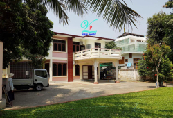 ကမာရွတ်မြို့နယ် ပြည်လမ်းသွယ်တွင် လုံးချင်းအိမ်ရောင်းရန်ရှိသည်။